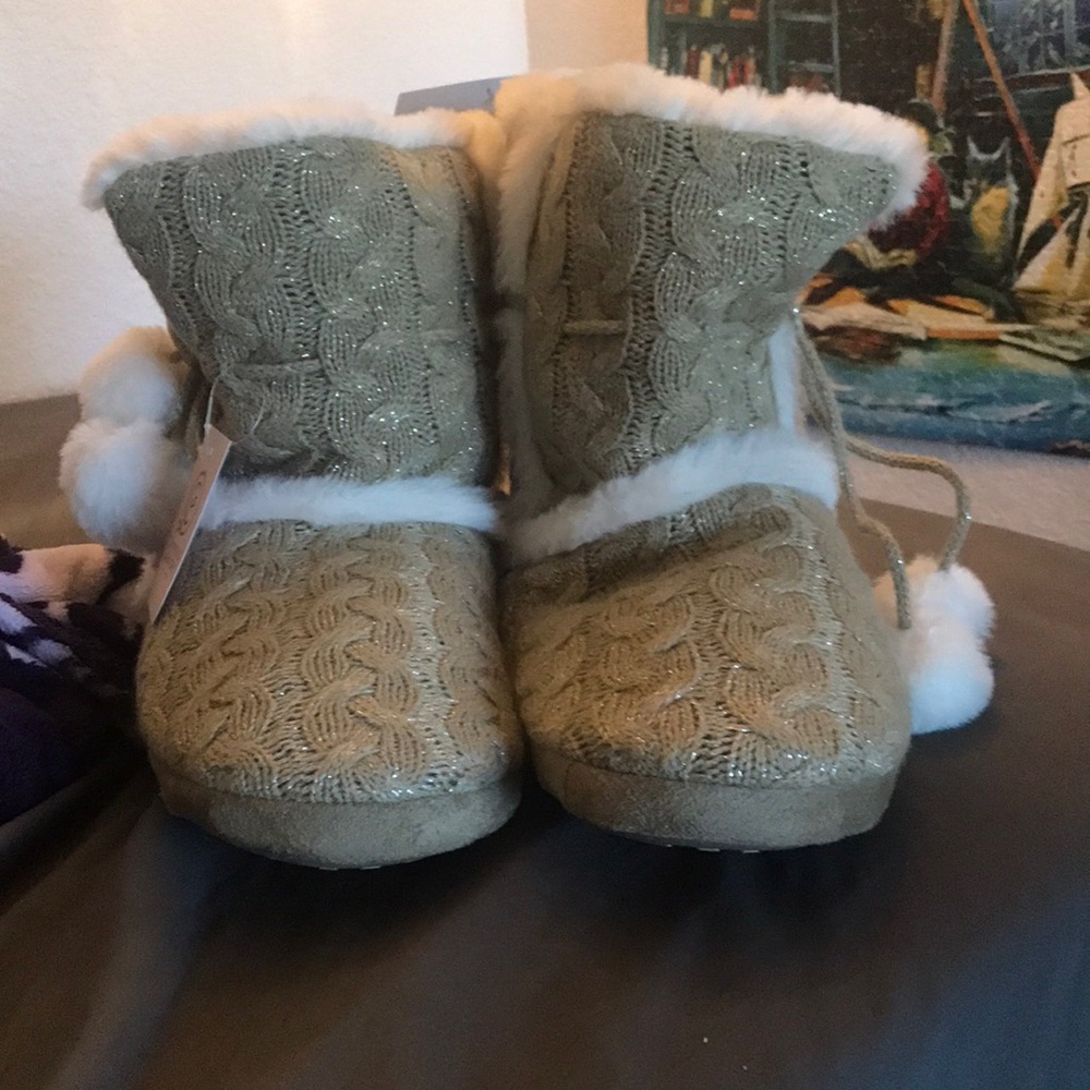 Never worn slipper like things